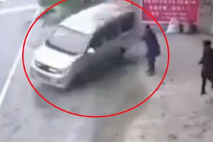 Video: Hoảng hồn với cảnh xe ô tô "nhảy xoay vòng" trước khi lao vào nhà khiến nhiều người phát hoảng