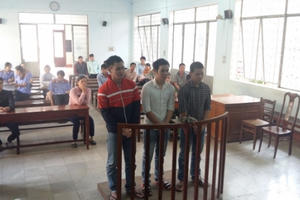 Ba anh em dắt díu nhau vào tù vì cái nhìn đểu