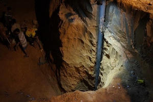 3 phu vàng mắc kẹt dưới hang sâu do ngạt khí độc