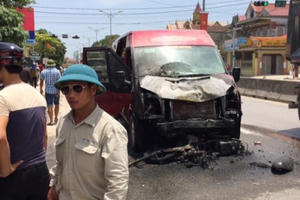 Xe máy và xe khách bốc cháy, hai vợ chồng tử vong sau cú va chạm kinh hoàng