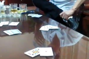 Giám đốc bệnh viện đánh bài ăn tiền bị cảnh cáo