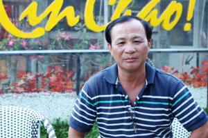 VKSND huyện Bình Chánh trao quyết định đình chỉ vụ án cho chủ quán cafe Xin Chào