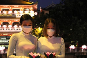 Người dân TP HCM thả hoa đăng tưởng niệm nạn nhân tử vong vì COVID-19