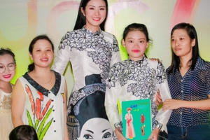 Hoa hậu Ngọc Hân khiến cô sinh viên nghèo bật khóc Hoa hậu Ngọc Hân khiến cô sinh viên nghèo bật khóc