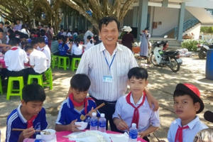 Xúc động bữa cơm thầy-trò dịp 20/11