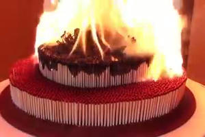 Mắt chữ O mồm chữ A khi xem Clip 10 nghìn que diêm bị đốt cháy cùng một lúc