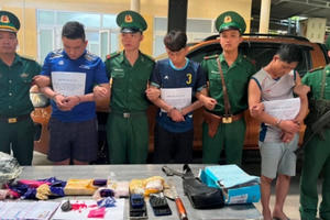 Bắt giữ 2 đối tượng người Lào giao dịch 12.000 viên hồng phiến tại Nghệ An