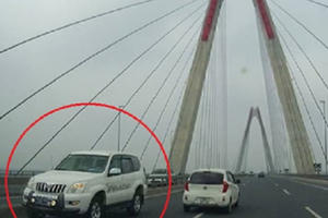 Tước Giấy phép lái xe hai tháng đối với tài xế đi ngược chiều trên cầu Nhật Tân