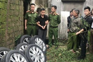 Xem video “bóng đen” trộm hàng loạt bánh ô tô ở Nghệ An thực nghiệm lại hành vi