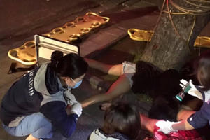 Hà Nội: Hai cô gái thương vong vì xe máy lao thẳng vào gốc cây lúc rạng sáng