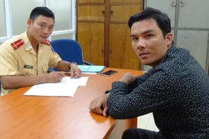 Hà Nội: Xử phạt và tước giấy phép của tài xế xe tải "làm xiếc" ở đường trên cao