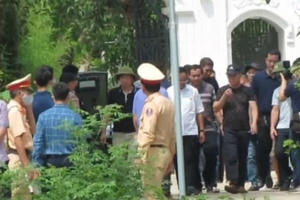 Vụ bắn 2 người tại Nghệ An: Rút súng quân dụng bắn gục hai người ngay tại cổng