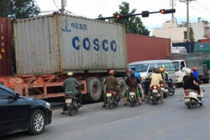 Dân Sài Gòn ám ảnh sống chung với 'hung thần' container