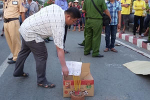 Xúc động cảnh người dân góp tiền đưa nạn nhân bị tai nạn về quê an táng