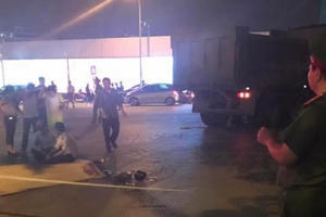 Hà Nội: Nam thanh niên đau đớn ôm thi thể bạn gái sau khi bị xe tải cán