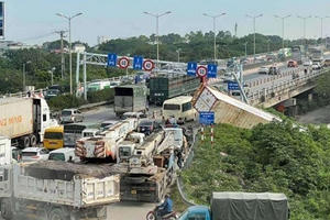Xe container lật trên cầu Thanh Trì, ùn tắc kéo dài từ sáng sớm đến trưa