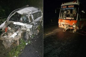 Ít nhất 2 người tử vong sau tình huống đấu đầu giữa xe con và xe khách