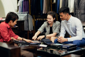 Bảo Thanh chăm chút ăn mặc cho ông xã