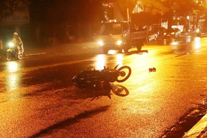 Va chạm với xe tải, hai thanh niên nguy kịch Va chạm với xe tải, hai thanh niên nguy kịch