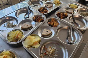 Lo thực phẩm bẩn vào trường học, nhiều trường ở quận 7 cũ (TP.HCM) dừng bữa ăn bán trú