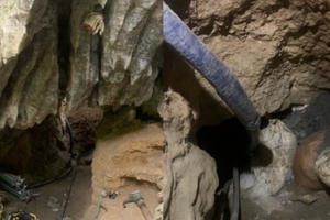 Nỗ lực tìm kiếm 2 người bị mắc kẹt trong hang suốt 6 ngày