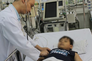 Hy hữu: Bé 6 tuổi mất một phần phổi do nuốt bóng đèn suốt 1 năm Hy hữu: Bé 6 tuổi mất một phần phổi do nuốt bóng đèn suốt 1 năm