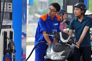 Giá xăng giảm 521 đồng/lít