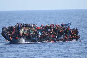 Cận cảnh tàu chở 500 người di cư bị lật ở biển Địa Trung Hải