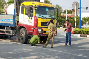Bị xe tải cuốn vào gầm, nam thanh niên tử vong tại chỗ