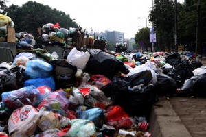 Hà Nội lại ngập ngụa trong rác thải tại quận Nam Từ Liêm