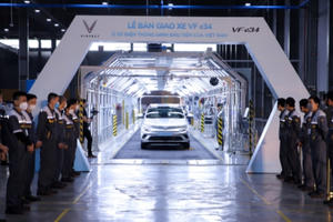 Vinfast bàn giao ô tô điện VF e34 đầu tiên tới khách hàng