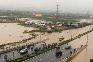 Hà Nội: Đường biến thành sông, nhiều nhà bị ngập nước sau cơn mưa lớn