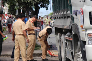 Xe máy chạy sát lề vẫn bị “hung thần” cuốn vào gầm làm 3 người thương vong