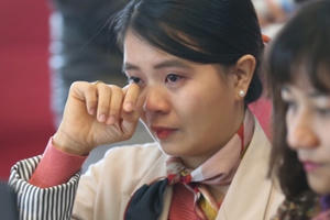 Lương 3 triệu đồng, nhà khoa học trẻ bật khóc vì chẳng thể phụ giúp cha mẹ