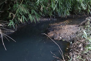 Giam giữ 2 đối tượng xả trộm dầu thải gây ô nhiễm nguồn nước sông Đà