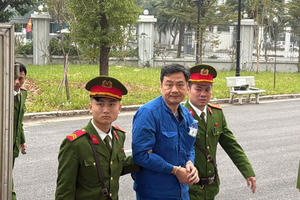 Hình ảnh dàn cựu lãnh đạo Tổng công ty Xi măng Việt Nam được Cảnh sát dẫn giải đến tòa