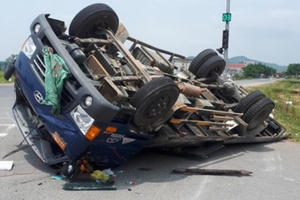 Cố vượt đèn đỏ, xe tải bị xe đầu kéo tông lật ngửa, hai người thoát nạn kỳ diệu