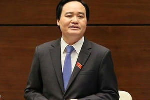 Bộ trưởng giáo dục nên nhận trách nhiệm, không nên đổ lỗi cho cấp dưới