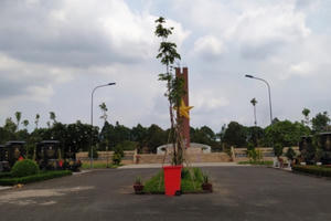 Hàng chục ngôi mộ của cán bộ bị trộm bát nhang Hàng chục ngôi mộ của cán bộ bị trộm bát nhang