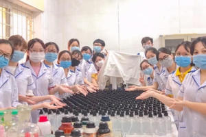 Hơn 1.000 sinh viên trường ĐH Y khoa Vinh nộp đơn tình nguyện lên tuyến đầu chống dịch Hơn 1.000 sinh viên trường ĐH Y khoa Vinh nộp đơn tình nguyện lên tuyến đầu chống dịch