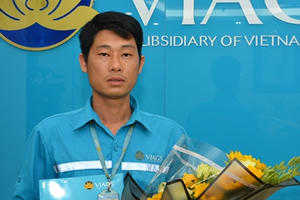 Nhân viên hàng không nhặt được túi xách chứa 1,1 tỷ đồng Nhân viên hàng không nhặt được túi xách chứa 1,1 tỷ đồng