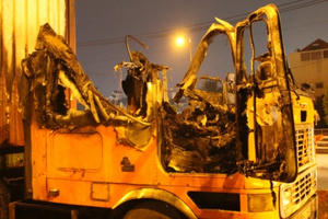 Xe đầu kéo cháy ngùn ngụt, người đi đường phát hoảng