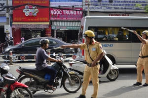 CSGT không được vô cớ dừng xe xác minh xe chính chủ