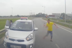 Bị chặn đầu trên đường ngược chiều, tài xế taxi rút tuýp sắt đe dọa người khác