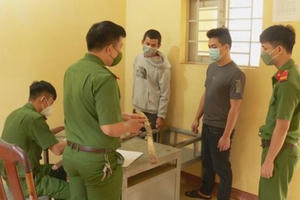 Mâu thuẫn nợ nần, nhốt người vào chuồng sắt rồi đánh đến chết