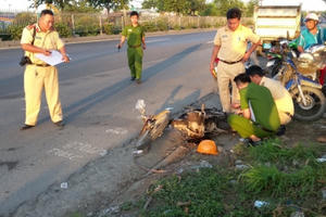 TP HCM: Lái xe máy rồi tự ngã, hai người thương vong
