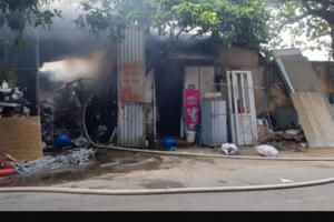 Hà Nội: Tiếp cận chữa cháy từ đầm lầy 1 chiến sĩ công an bị thương