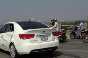 Tai nạn liên hoàn trên cầu Vĩnh Tuy khiến nhiều người bị thương nặng