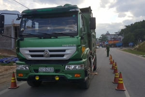 Bảo Thắng (Lào Cai): CSGT tuần tra, xử lý hàng loạt xe quá tải