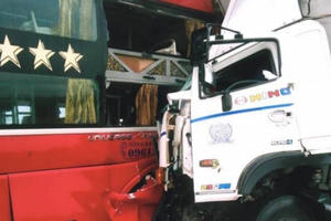 Cú đối đầu kinh hoàng trong mưa lớn, 15 người nhập viện, 1 người chết tại chỗ